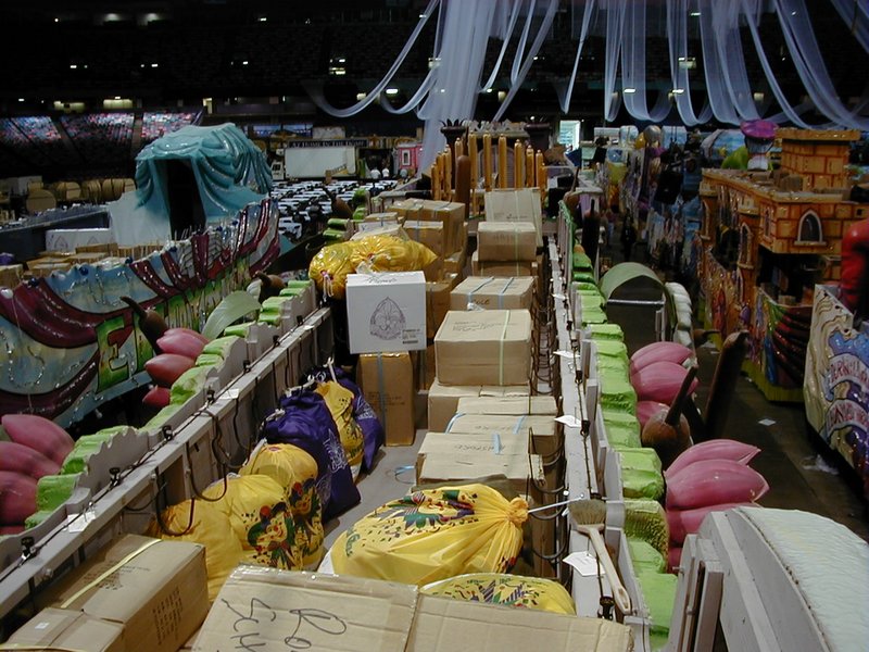 2000/03(March)/MardiGras/800x600_2000-03-02-MG-Float-Bead-Boxes.jpg