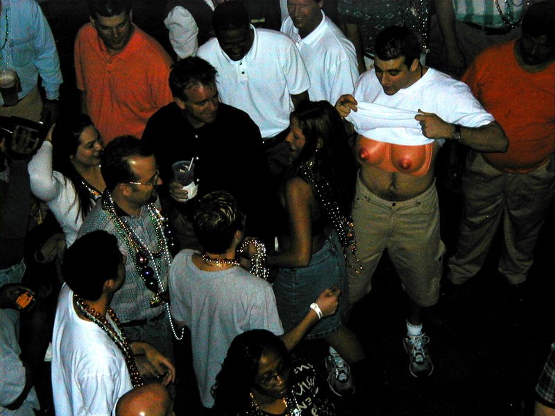 2000/03(March)/MardiGras/800x600_2000-03-03-MG-Balcony-04.jpg