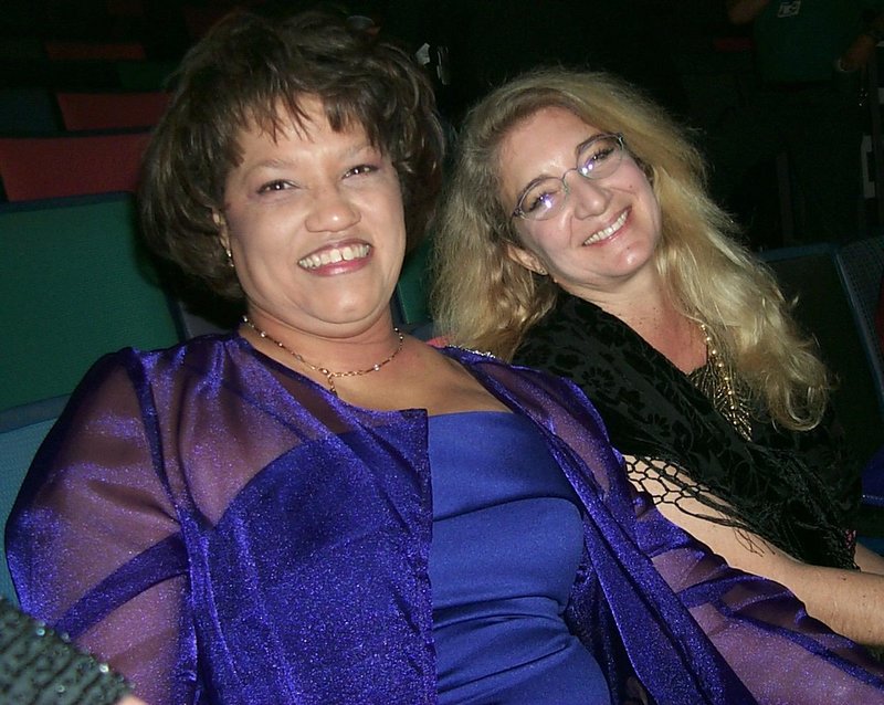 2000/03(March)/MardiGras/800x600_2000-03-04-1086-Paula-Sybil.jpg