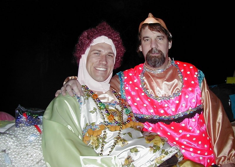2000/03(March)/MardiGras/800x600_2000-03-04-MG-Float-Travis-5.jpg