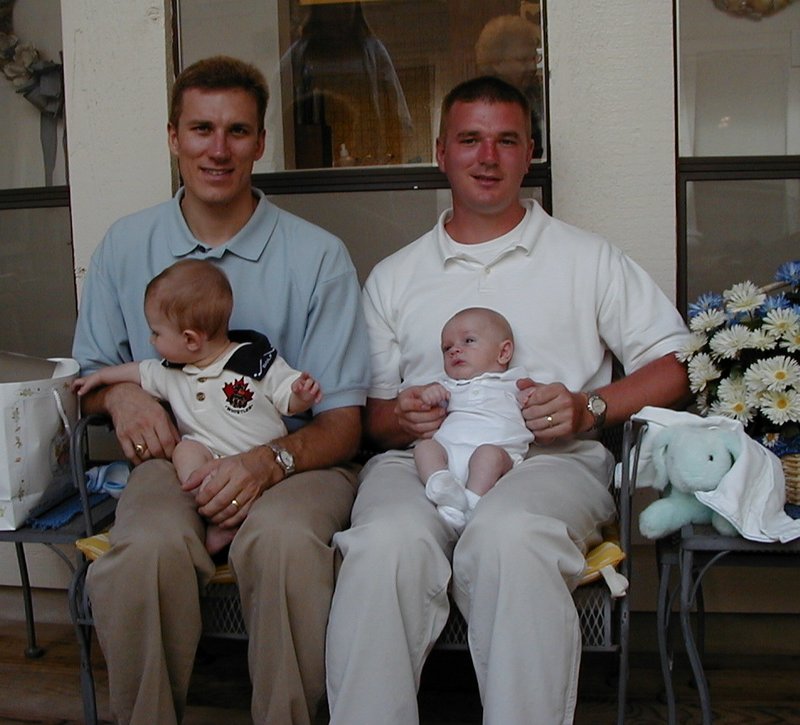 2000/04(April)/Easter/800x600_2000-04-23-Easter-Travis-Chance-Justin-Vale-23.jpg