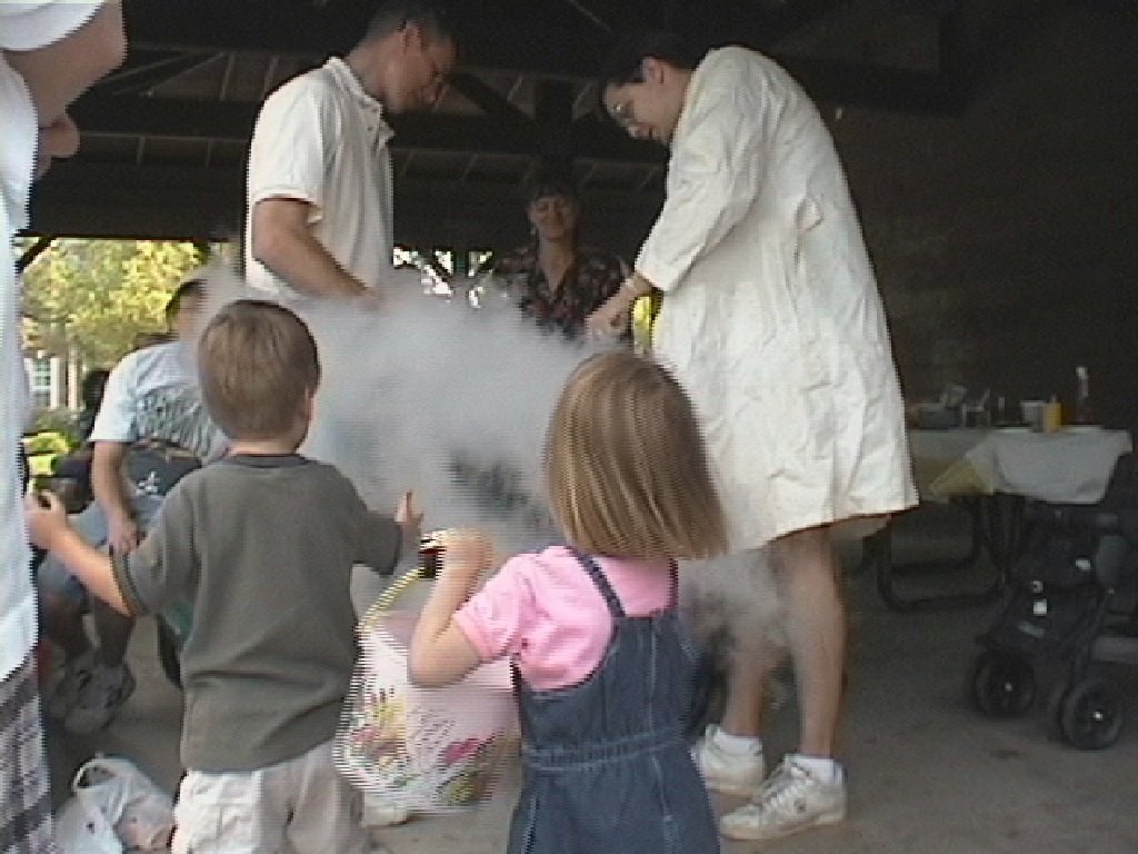 2000/04(April)/FEMALE-Picnic/1024x768_2000-04-19-ice-cream3.jpg
