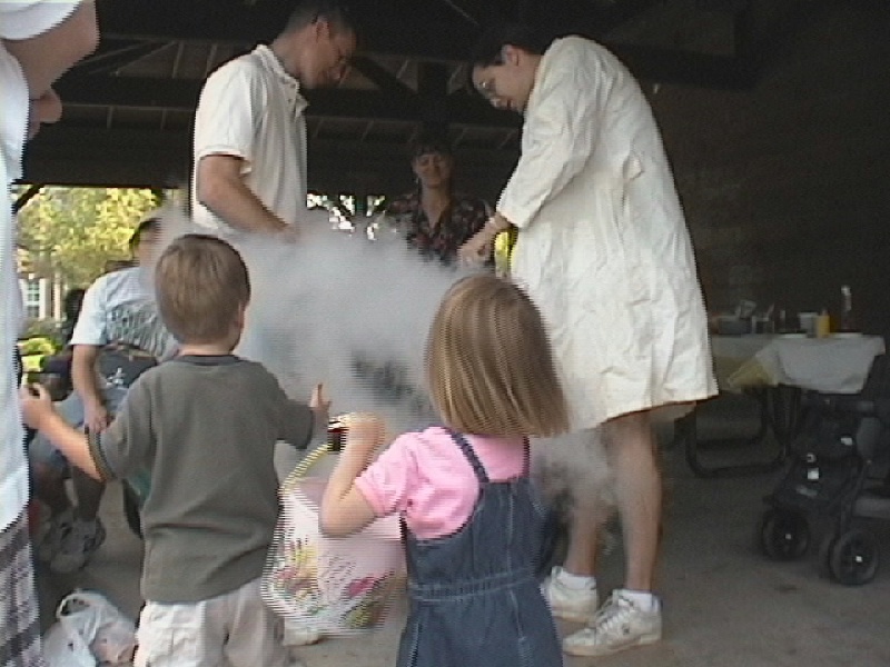 2000/04(April)/FEMALE-Picnic/800x600_2000-04-19-ice-cream3.jpg