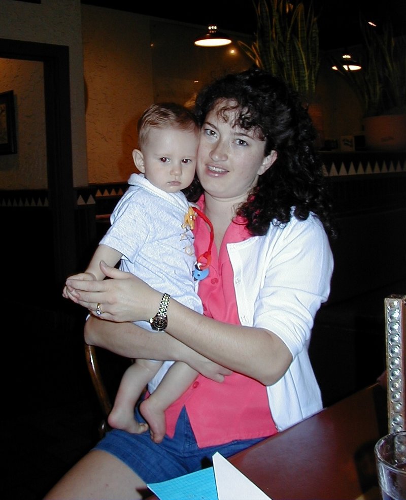 2000/05(May)/Misc/800x600_2000-05-24-Suzi-Bday-Chance-02.jpg