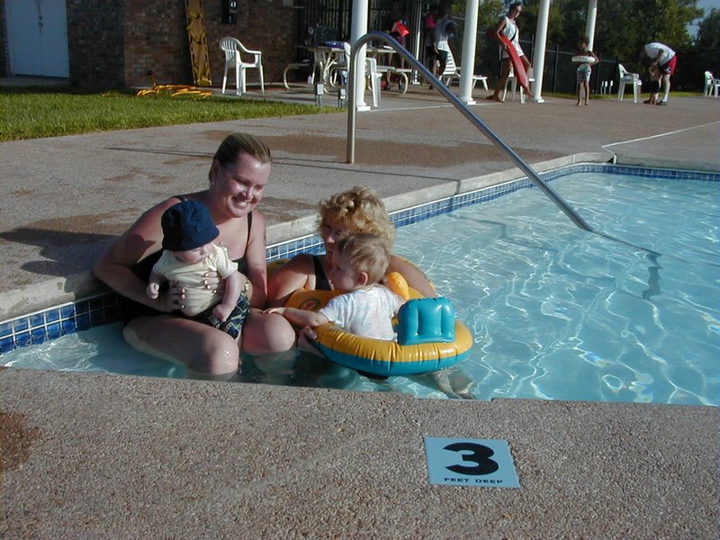 2000/06(June)/Misc/800x600_2000-06-22-Pool-01.jpg