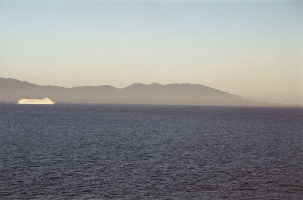 2000/07(July)/Alaska-Cruise-Lasater/1024x768_2000-07-Big-Boat-Sepia-Colored-In-Bay.jpg