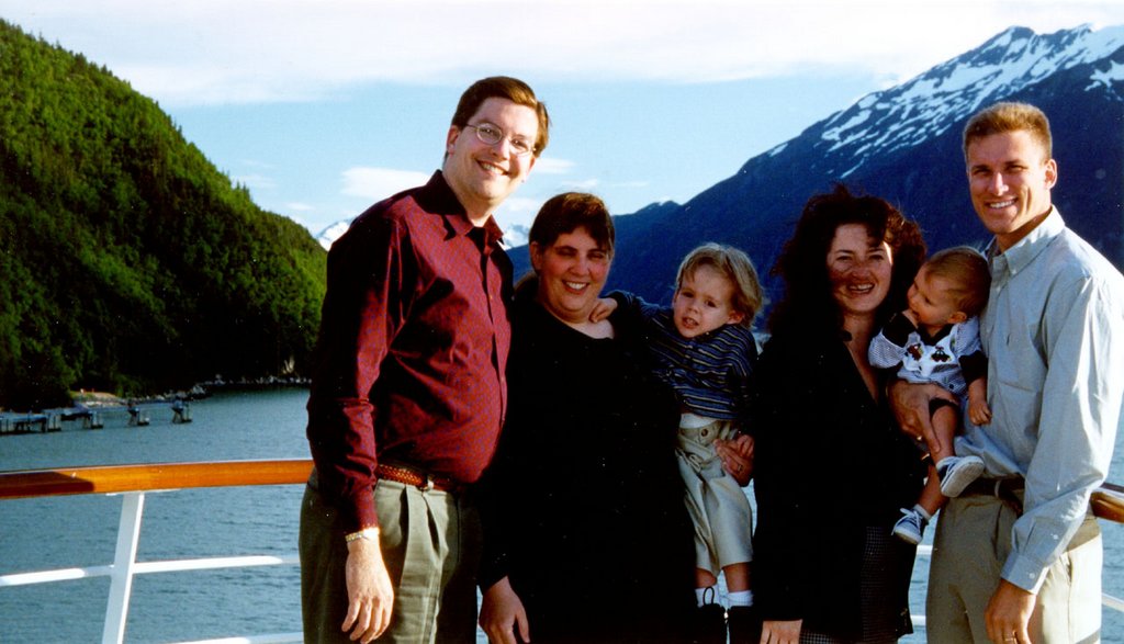 2000/07(July)/Alaska-Cruise-Lasater/1024x768_2000-07-Group-Photo-On-Deck-Leaving-Skagway.jpg