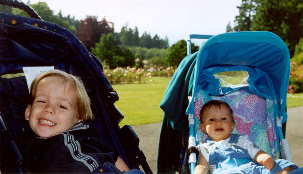 2000/07(July)/Alaska-Cruise-Lasater/1024x768_2000-07-The-Kids-In-Stanley-Park-In-Vancouver.jpg