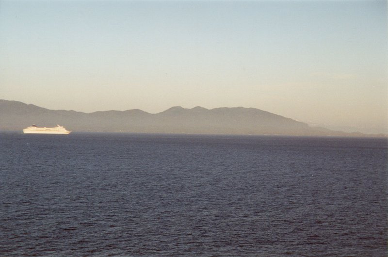2000/07(July)/Alaska-Cruise-Lasater/800x600_2000-07-Big-Boat-Sepia-Colored-In-Bay.jpg