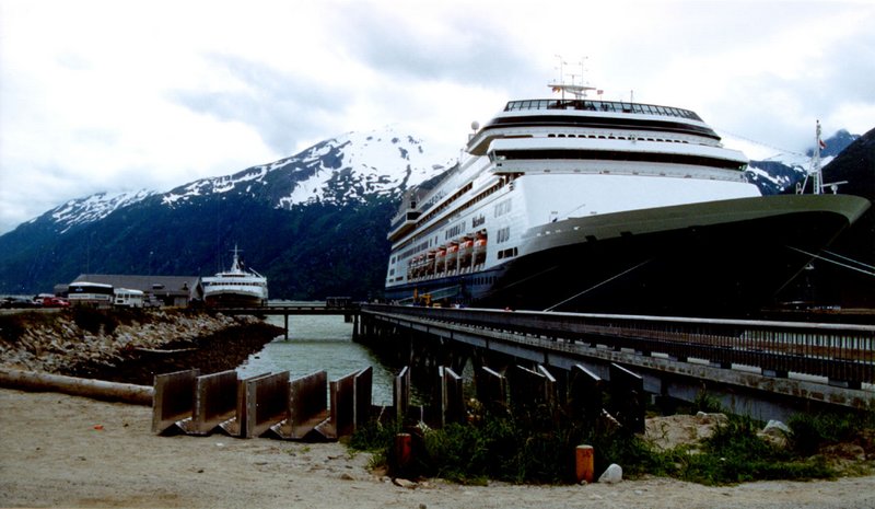 2000/07(July)/Alaska-Cruise-Lasater/800x600_2000-07-Ship-In-Harbor-At-Skagway.jpg
