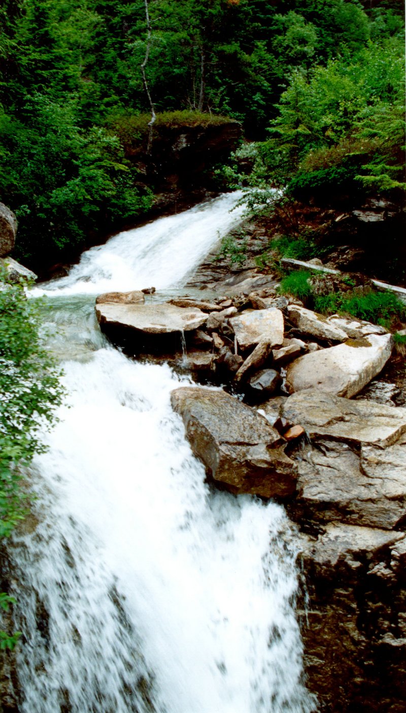 2000/07(July)/Alaska-Cruise-Lasater/800x600_2000-07-Waterfall-In-Skagway.jpg