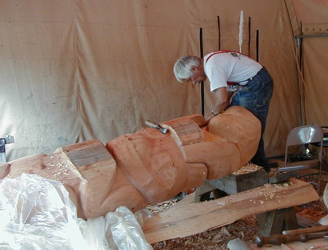 2000-07-08-Alaska-Cruise-03-Totem-Pole-Carver-Ketchikan.jpg