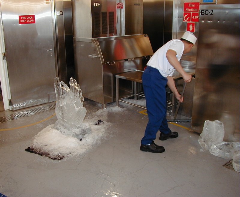 2000/07(July)/Alaska-Cruise/800x600_2000-07-04-Alaska-Cruise-04-Kitchen-Tour-Ice-Sculpture.jpg