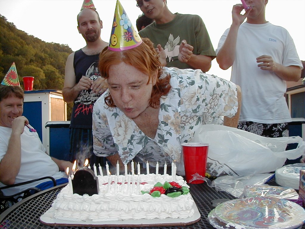 2000/07(July)/Viki-Bday/1024x768_2000-07-27-Viki-Bday05.JPG