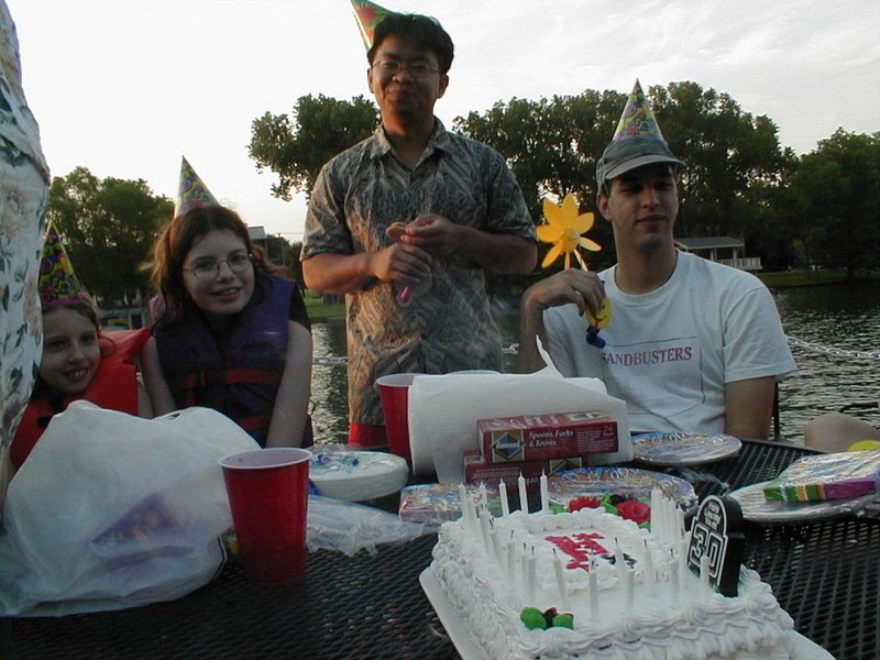 2000/07(July)/Viki-Bday/800x600_2000-07-27-Vicki-Bday-Cake-2.jpg