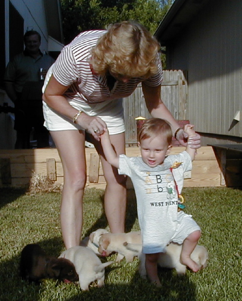 2000/08(August)/Misc/1024x768_2000-08-11-Janeen-Chance-Puppies-03.JPG