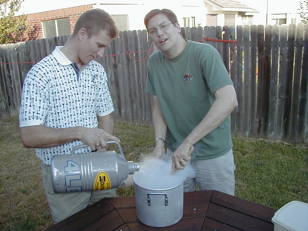 2000/08(August)/Misc/1024x768_2000-08-27-Travis-30th-Bday-03.JPG