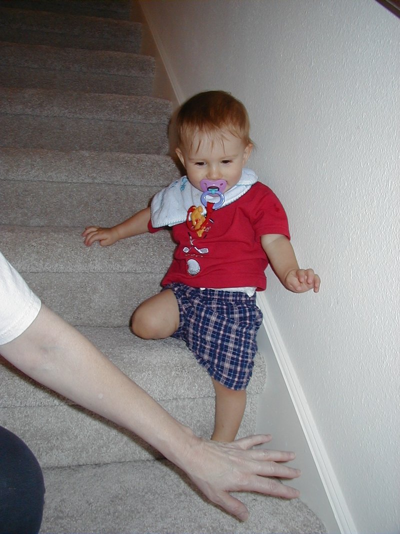 2000/08(August)/Misc/800x600_2000-08-22-Chance-Stairs.jpg