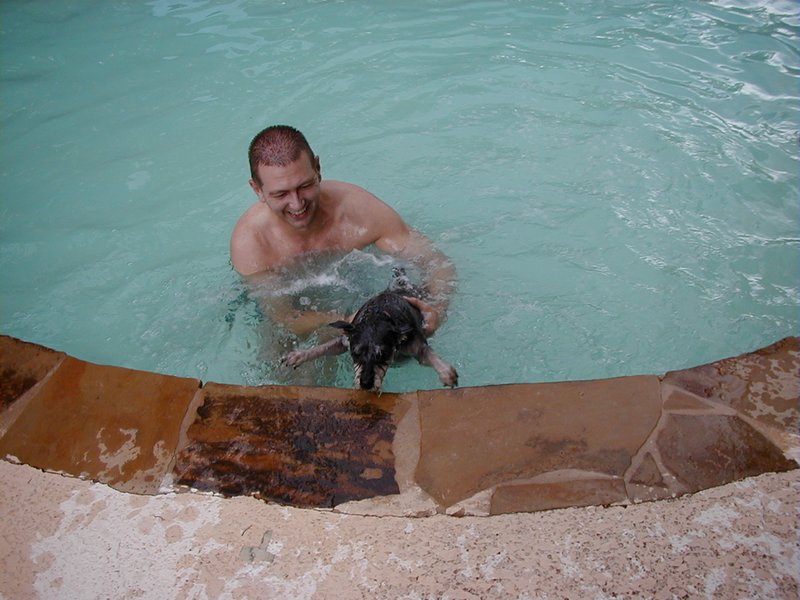 2000/09(September)/Misc/800x600_2000-09-09-Mike-Dog-Seely-pool-02.jpg