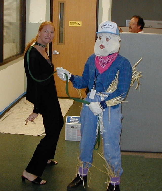 2000/10(October)/Halloween/640x480_2000-10-31-Halloween-Nowdocs-Dog-Scarecrow-Cindy-05.JPG