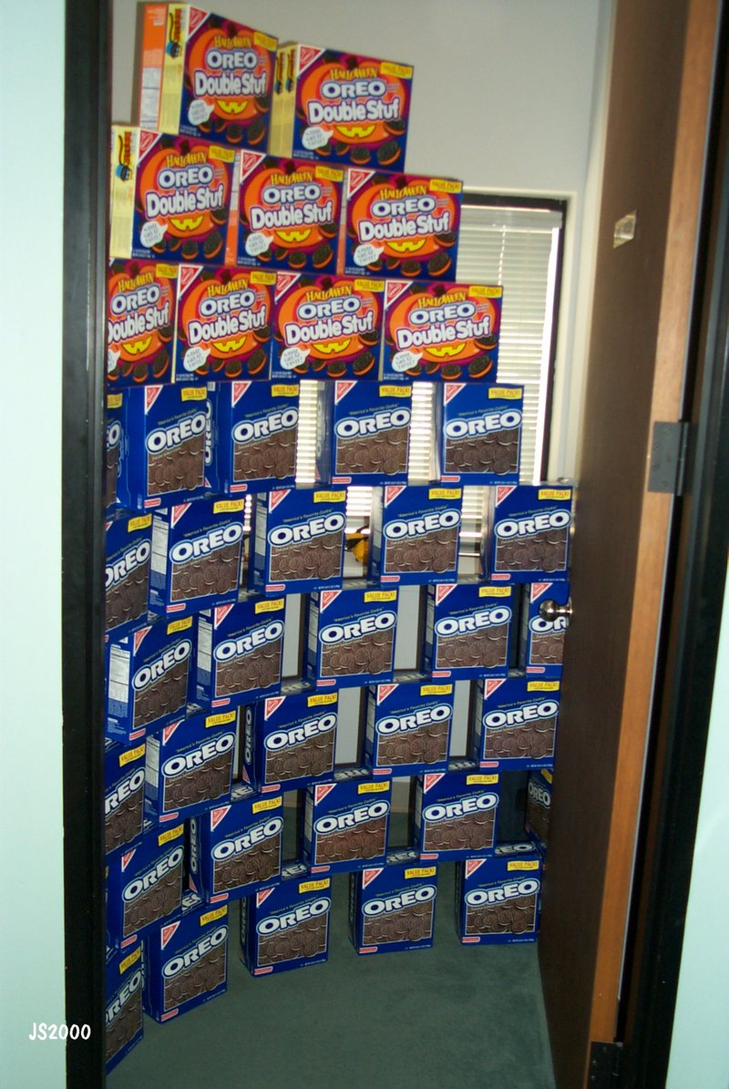 2000/10(October)/Misc/800x600_2000-10-16-Oreo-Wall.jpg