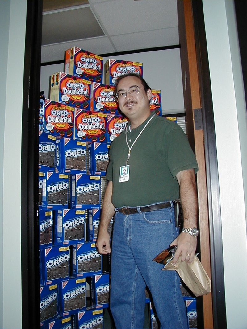 2000/10(October)/Misc/800x600_2000-10-17-Oreo-Wall-09.JPG