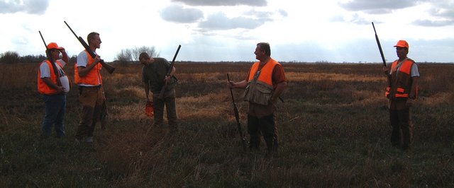 2000/10(October)/SD_Pheasant_Hunting/640x480_2000-10-25-65-Hunters.jpg