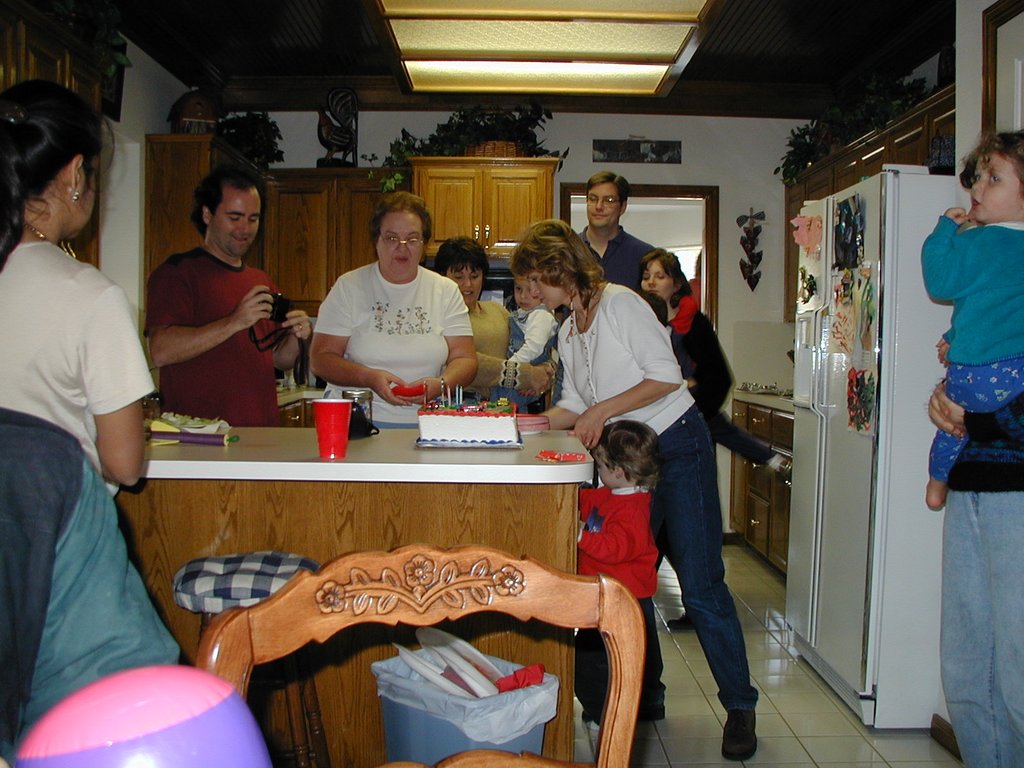 2000/12(December)/Aaron-Bday/1024x768_2000-12-02-Aaron-Bday-03-Kitchen-everybody.jpg