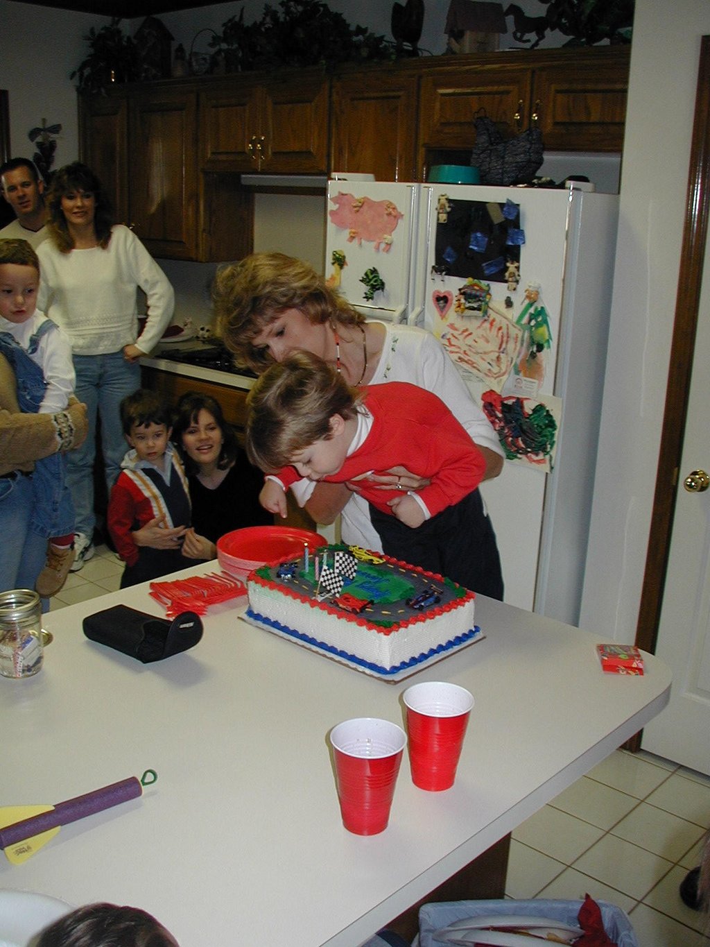 2000/12(December)/Aaron-Bday/1024x768_2000-12-02-Aaron-Bday-06-Kitchen-Kim-Aaron-cake.jpg