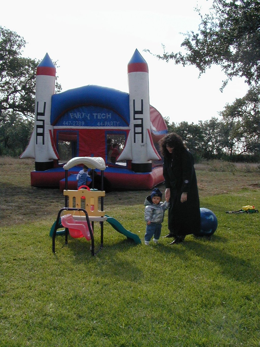 2000/12(December)/Aaron-Bday/1024x768_2000-12-02-Aaron-Bday-10-Suzi-Chance-outside.jpg