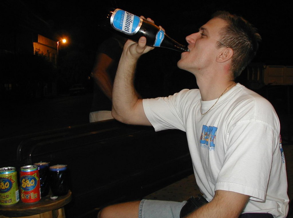2000/12(December)/Argentina/1024x768_2000-12-24-Argentina-Chrismas-Eve-Travis-drinks-Quillnes-Beer-07.JPG