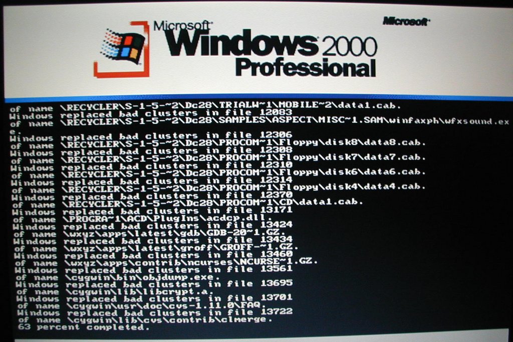 2000/12(December)/Argentina/1024x768_2000-12-24-Argentina-Travis-has-Laptop-Hardrive-problems-04.JPG