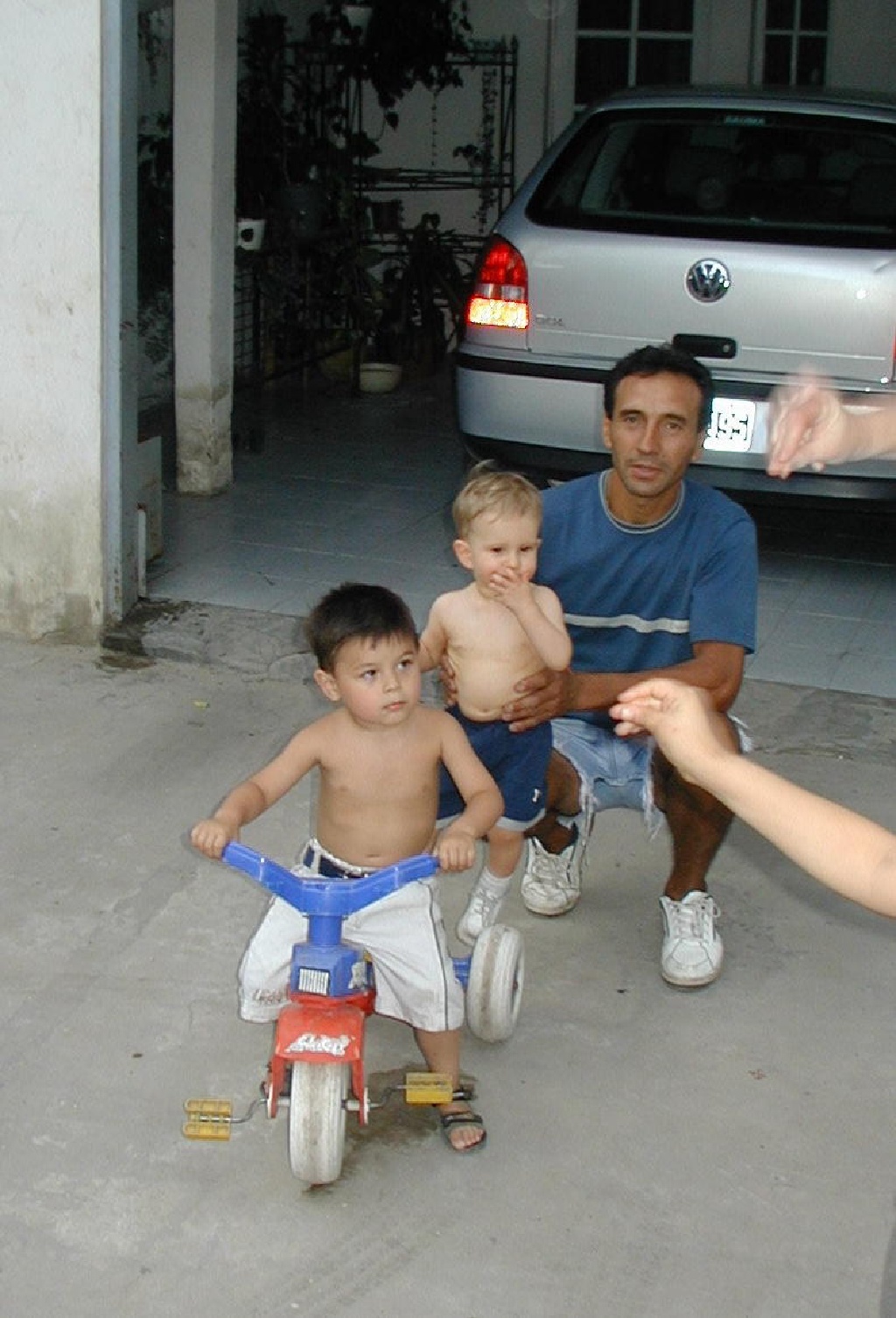 2000-12-26-Argentina-kid-Chance-Tony-on-trikebike-10.JPG