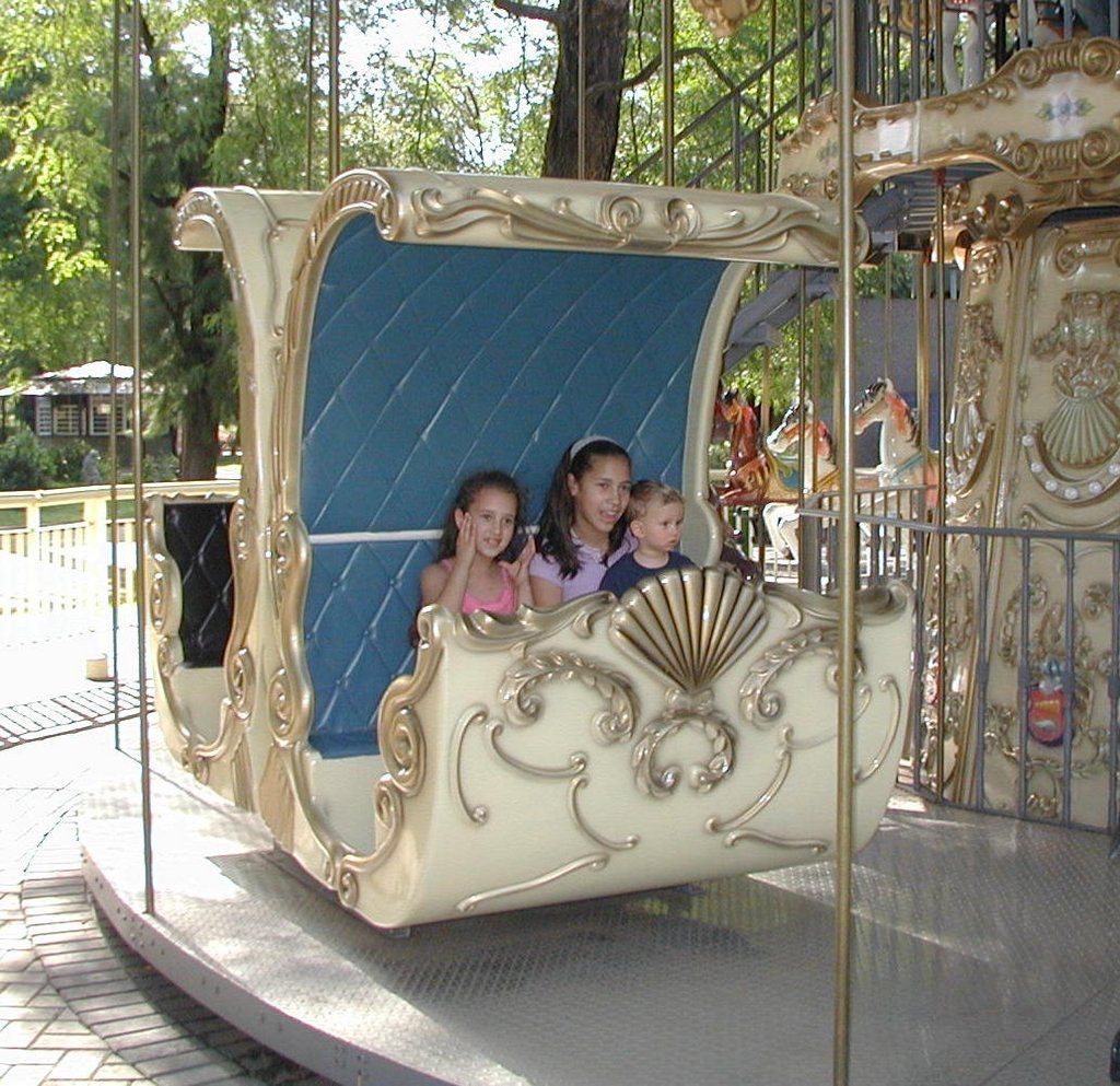 2000-12-27-Argentina-Lucila-Marinela-Chance-MerryGoRound-Zoo-19.JPG