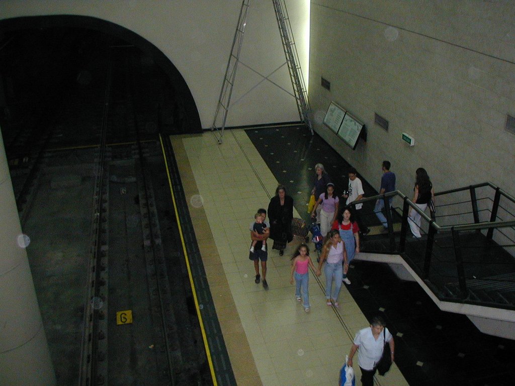 2000/12(December)/Argentina/1024x768_2000-12-27-Argentina-Subway-02.JPG
