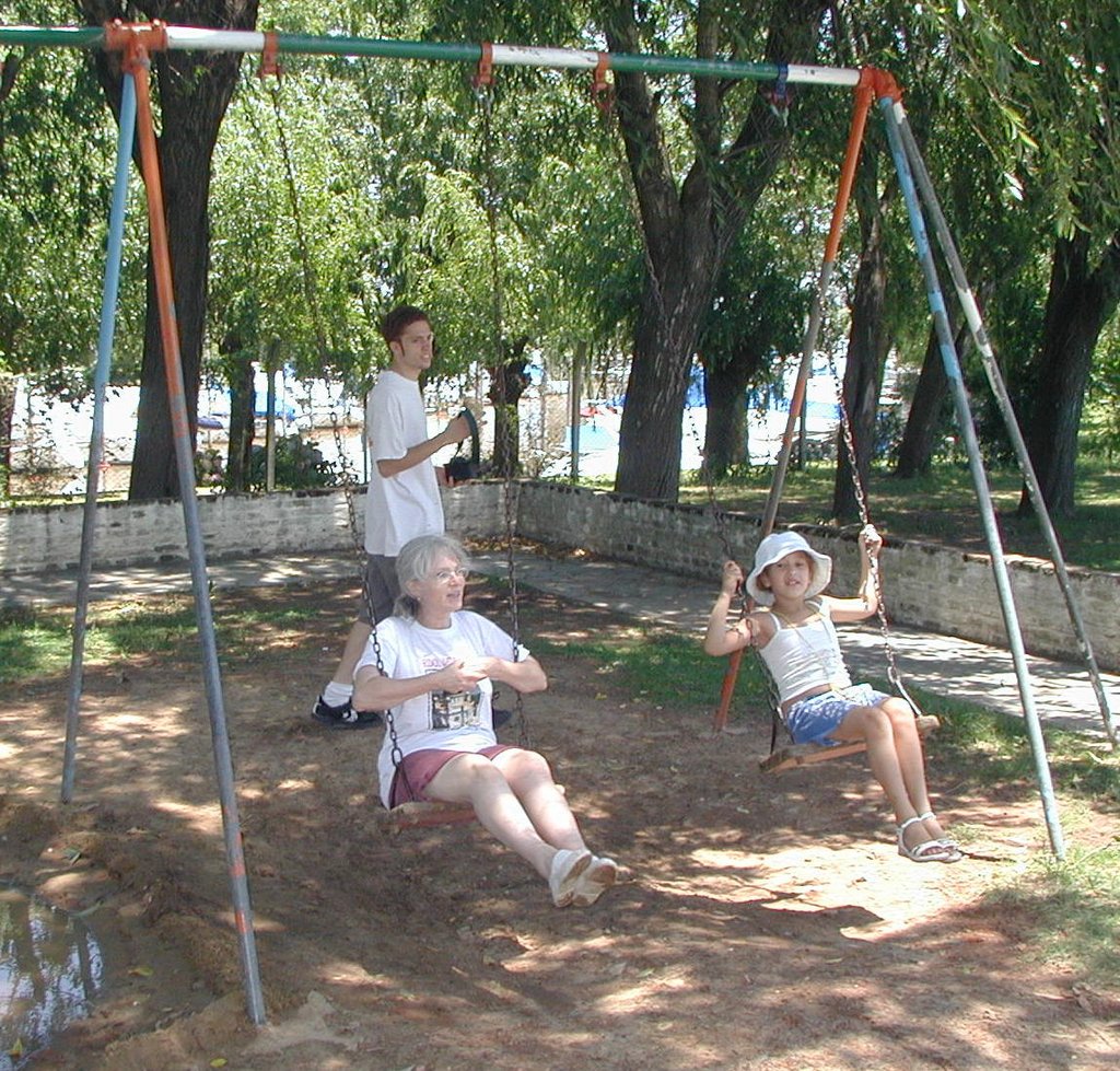 2000-12-28-Argentina-Susana-Mark-Lucila-swinging-at-park-06.JPG