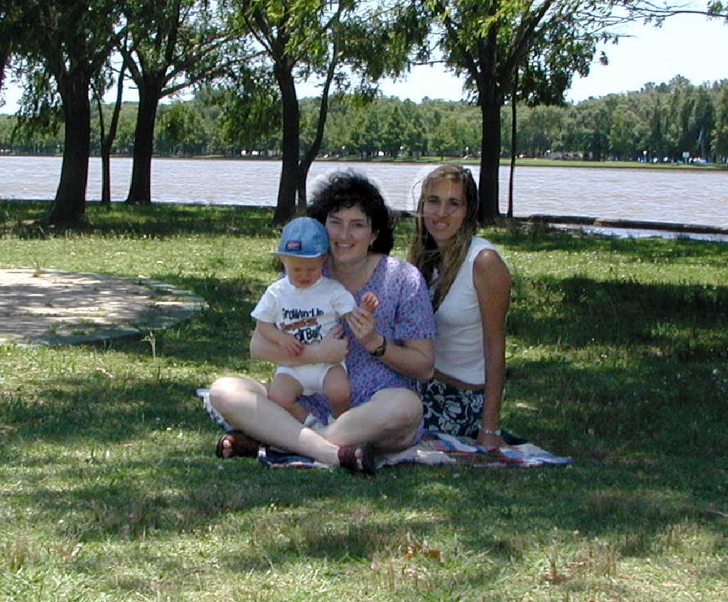 2000/12(December)/Argentina/1024x768_2000-12-28-Argentina-Suzi-Chance-Adriana-at-park-05.JPG