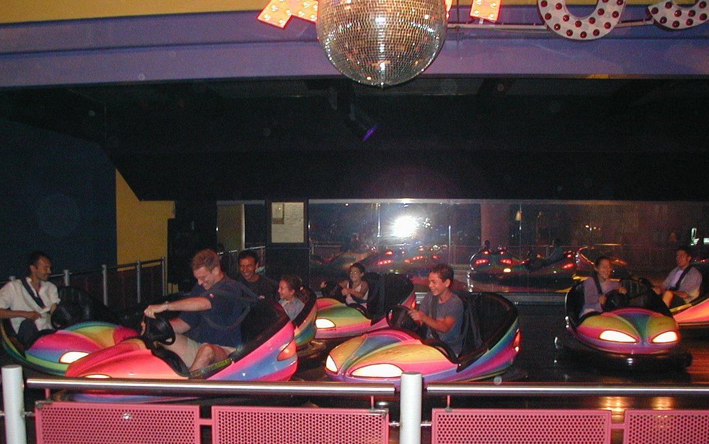2000-12-28-Argentina-Travis-Tony-Lucila-Lio-Marinela-Mark-bumpercars-at-ShowCenter-amusement-park-10.JPG