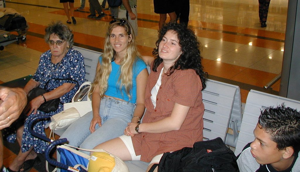 2000-12-30-Argentina-Nelly-Adriana-Suzi-Lio-at-airport-13.JPG