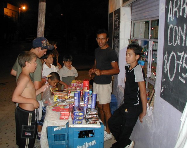 2000-12-24-Argentina-Chrismas-Eve-Kids-buying-firworks-from-Tony-Lio-06.JPG