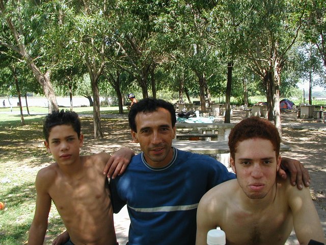 2000-12-26-Argentina-Lio-Tony-Mark-at-park-06.JPG