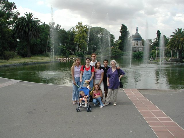 2000-12-27-Argentina-Adriana-Suzi-Chance-Mark-Lucila-Marinela-Lio-Susana-at-Zoo-Entrance-13.JPG