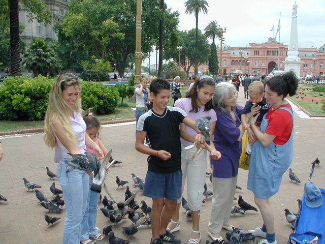 2000-12-27-Argentina-Ariana-Lucila-Lio-Marinela-Susana-Chance-Suzi-pigeons-Capital-Square-07.JPG