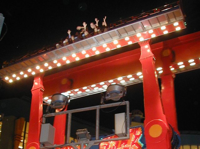 2000-12-28-Argentina-Marinela-Mark-Lio-LocoTony-Travis-ride-DoubleShock-at-ShowCenter-amusement-park-09.JPG