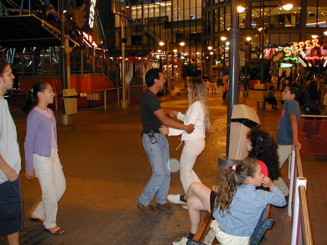 2000-12-28-Argentina-Tony-Adriana-dancing-at-ShowCenter-amusement-park-08.JPG