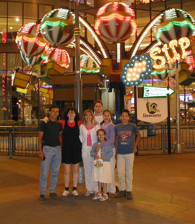 2000-12-28-Argentina-Tony-Suzi-Adriana-Mark-Lucila-Marinela-Lio-at-ShowCenter-amusement-park-07.JPG