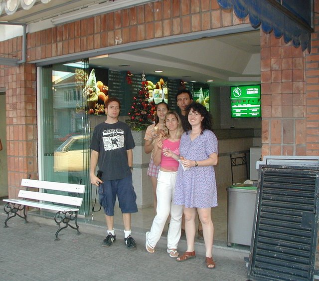 2000-12-29-Argentina-Mark-Marinela-Adriana-Tony-Suzi-at-IceCream-shop-25.JPG