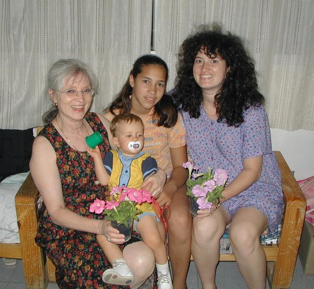 2000-12-29-Argentina-Susana-Marinela-Chance-Suzi-flower-plants-30.JPG
