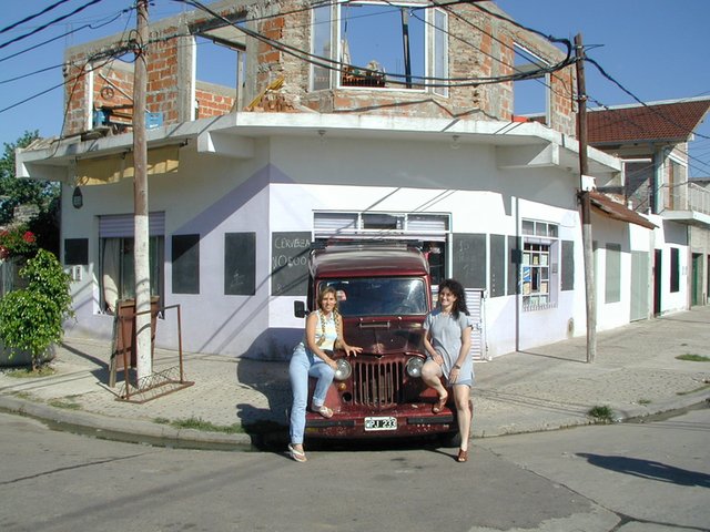 2000-12-30-Argentina-Adriana-Suzi-TonyMobile-and-Store-07.JPG