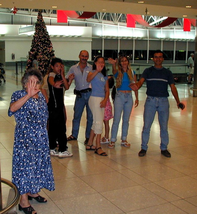 2000-12-30-Argentina-Nelly-Lio-Felipe-Marinela-Adriana-LocoTony-FINAL-GOODBYE-at-airport-17.JPG